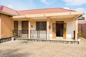 Front of property - Rates Motel (Mbale)