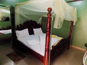 House | Desk, iron/ironing board, free WiFi, bed sheets - Rates Motel (Mbale)