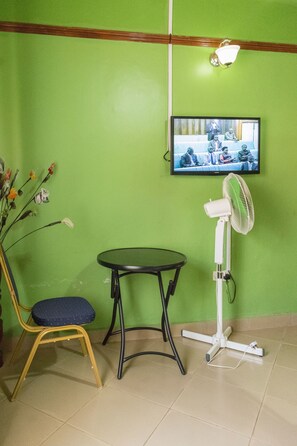 Escritorio, tabla de planchar con plancha, wifi gratis y ropa de cama 