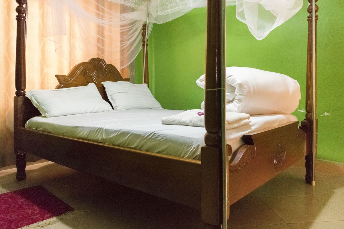 Habitación doble | Escritorio, tabla de planchar con plancha, wifi gratis y ropa de cama