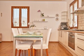 Cabaña básica, 1 habitación | Cocina privada | Refrigerador con congelador, microondas, horno y parrilla de estufa
