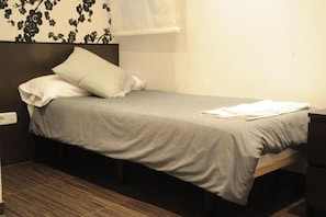 In-room safe, blackout curtains, free WiFi, bed sheets - CH Lemon Rooms By HEBEROOMS (Madrid)