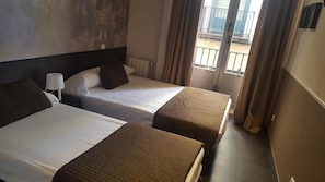 In-room safe, blackout curtains, free WiFi, bed sheets - CH Lemon Rooms By HEBEROOMS (Madrid)