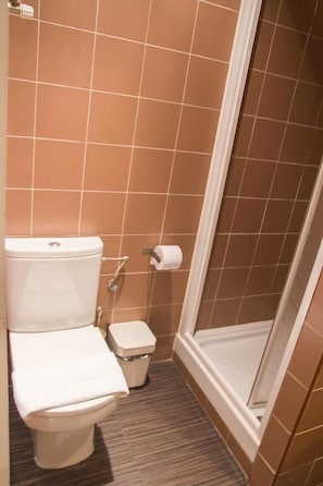 Shower, free toiletries, hair dryer, towels - CH Lemon Rooms By HEBEROOMS (Madrid)