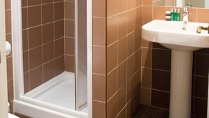 Regadera, amenidades de baño gratuitas, secadora de cabello, toallas 