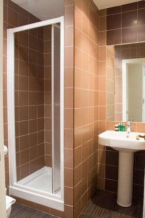 Shower, free toiletries, hair dryer, towels - CH Lemon Rooms By HEBEROOMS (Madrid)