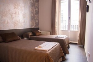 In-room safe, blackout curtains, free WiFi, bed sheets - CH Lemon Rooms By HEBEROOMS (Madrid)