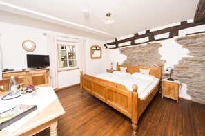 Skrivebord, blendingsgardiner og barnesenger (inkludert)