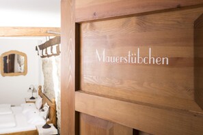 Bureau, rideaux occultants, lits bébé (gratuits)