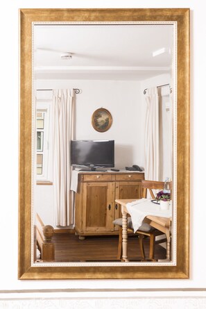 Skrivebord, blendingsgardiner og barnesenger (inkludert)