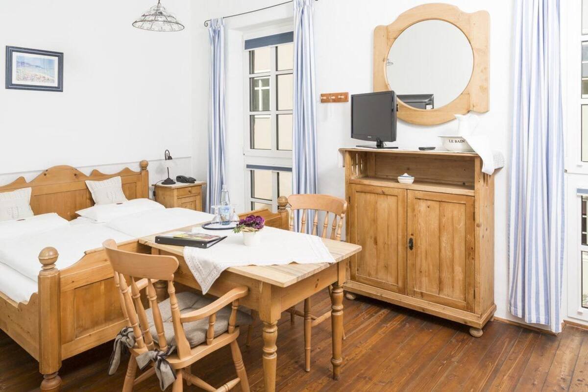 Skrivebord, blendingsgardiner og barnesenger (inkludert)