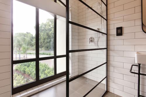 Chambre supérieure double, vue sur le jardin | Salle de bain | Articles de toilette (gratuits), séchoir à cheveux, peignoirs