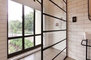 Superior Double Room, Garden View | Bilik Mandi | Kelengkapan dandanan diri percuma, pengering rambut, jubah mandi 