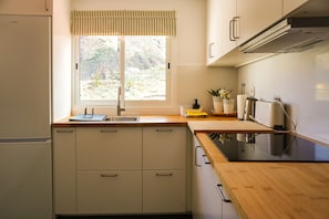 Réfrigérateur, four à micro-ondes, un four, surface de cuisson
