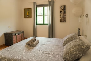3 chambres, fer et planche à repasser, accès au Wi-Fi (inclus)