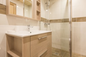 Apartment, Ensuite (Domaine du Jardin Alpin ) | Bathroom - Résidence Le Domaine du Jardin Alpin (Courchevel)