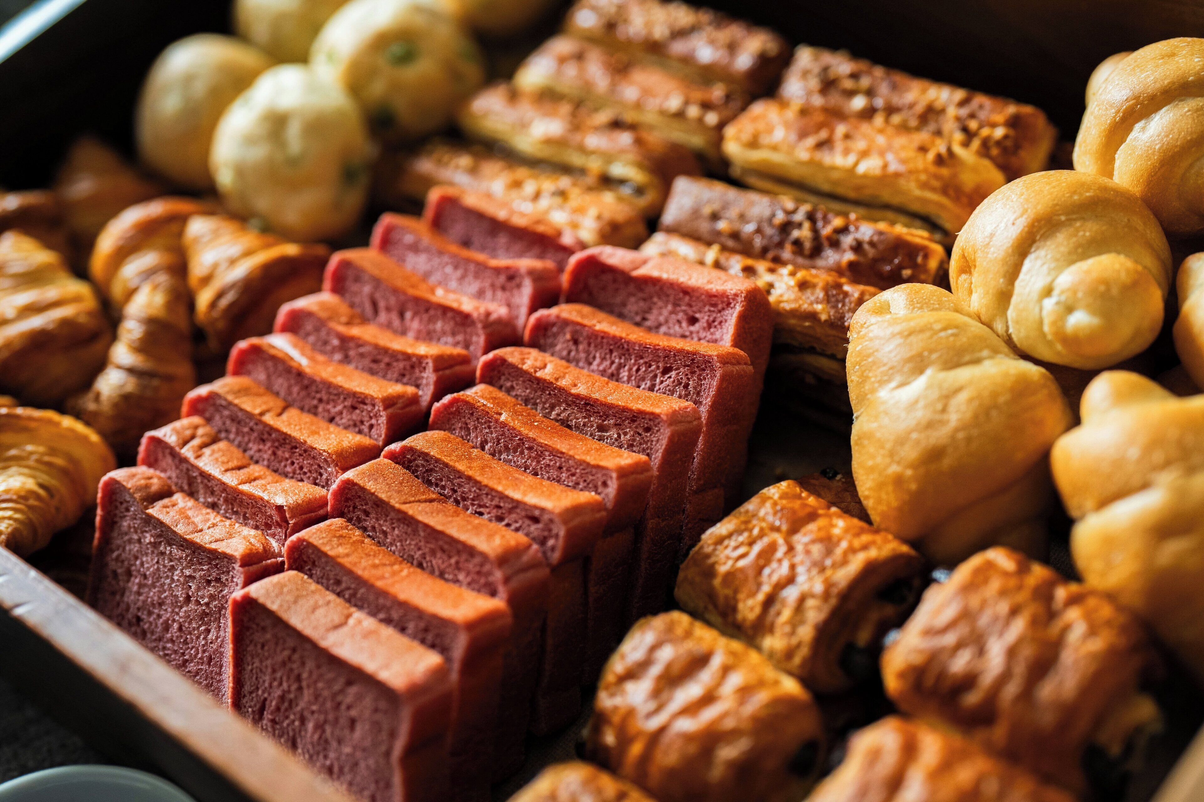 Une grande variété de produits de boulangerie, notamment du pain, des croissants et des pâtisseries.