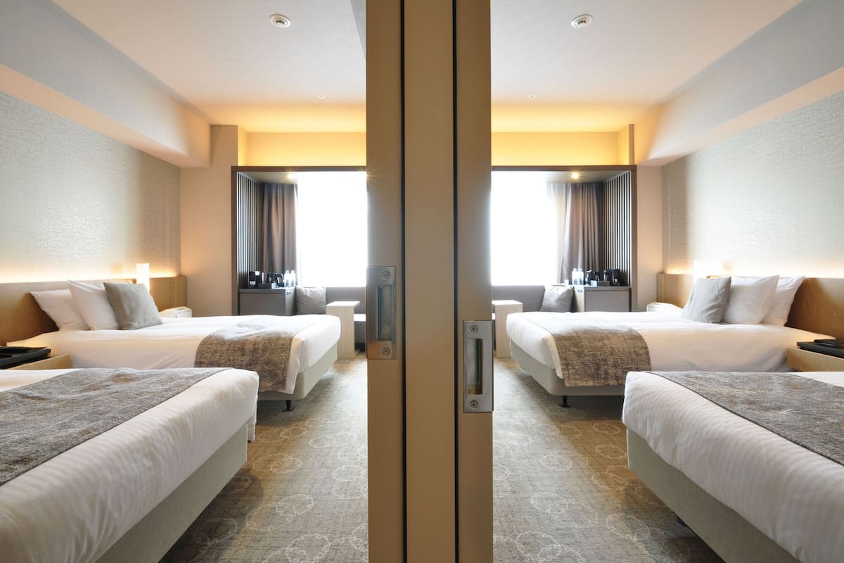 Superior Quadruple Room, Non Smoking (Connecting Room, 4 Single Beds) | Peti besi dalam bilik, langsir/tirai gelap terus, kalis bunyi