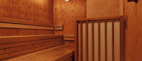 Un sauna avec des bancs en bois et une horloge fixée au mur.