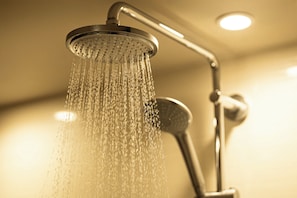 A showerhead with water flowing from it. - Hotel JAL City Sapporo Nakajima Park (Sapporo)