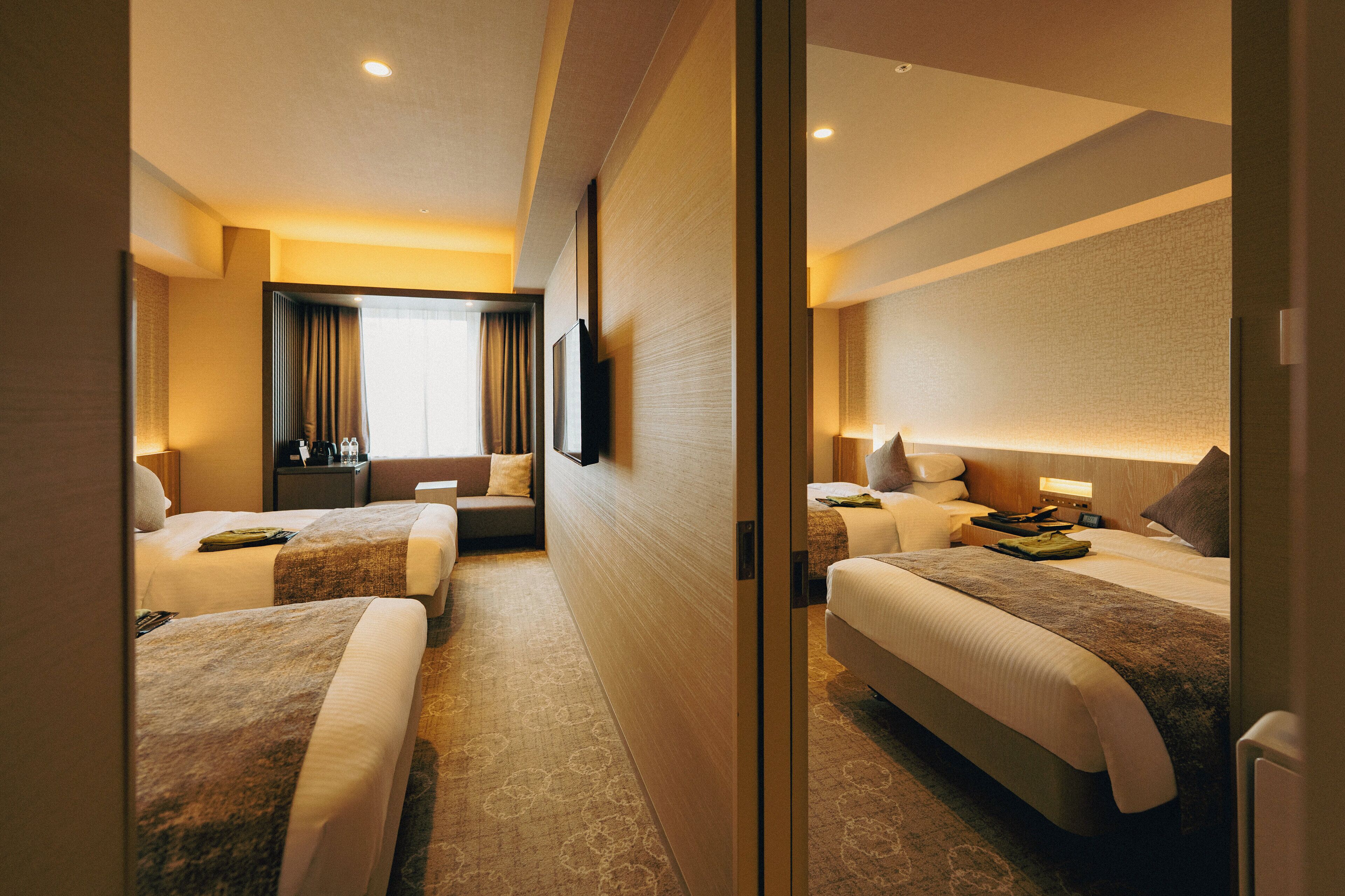 Superior Quadruple Room, Non Smoking (Connecting Room, 4 Single Beds) | Peti besi dalam bilik, langsir/tirai gelap terus, kalis bunyi 