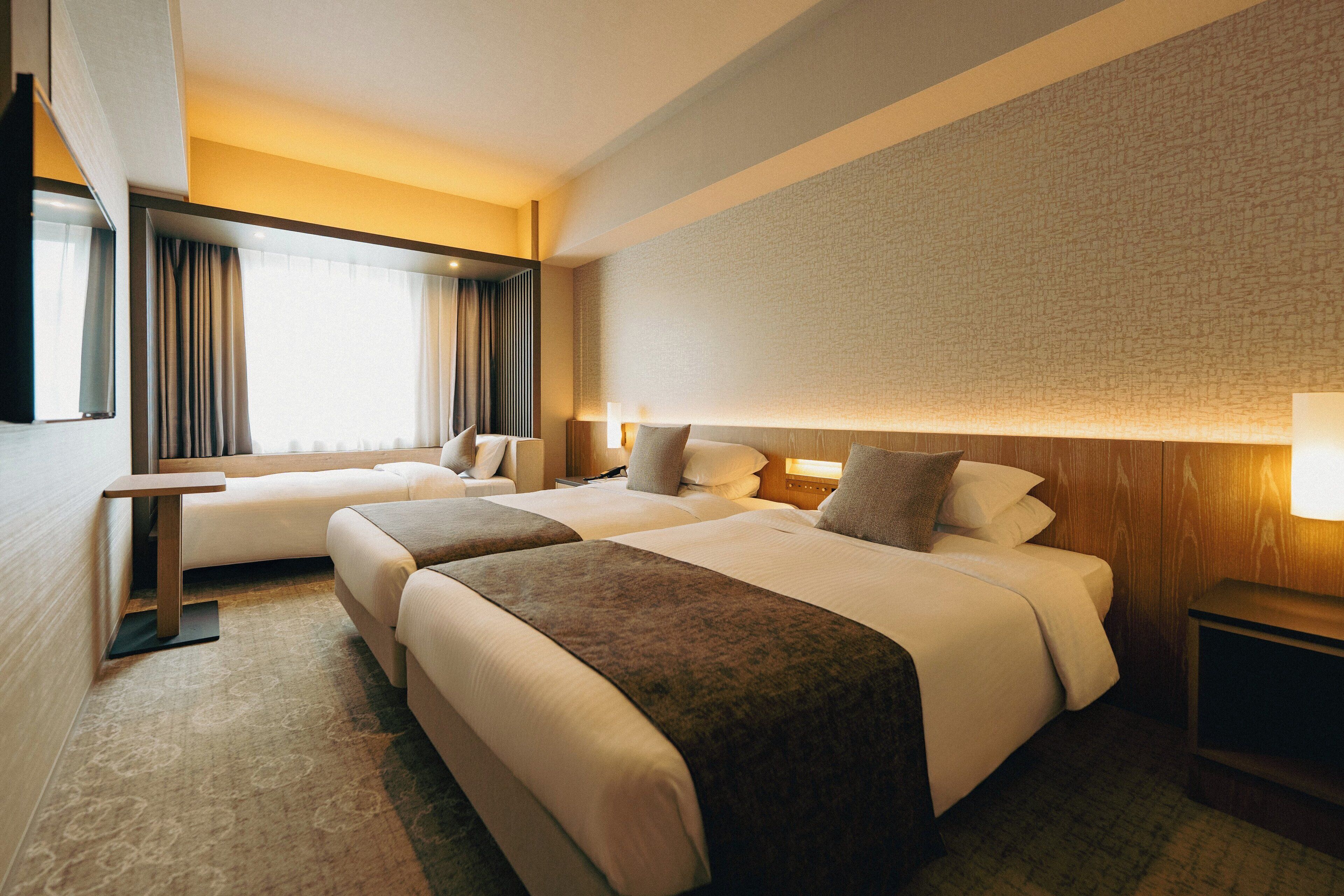 Superior Twin kamer, niet-roken (28sqm, for 3 guests, Sofa Bed) | Een kluis op de kamer, verduisterende gordijnen, geluiddichte muren