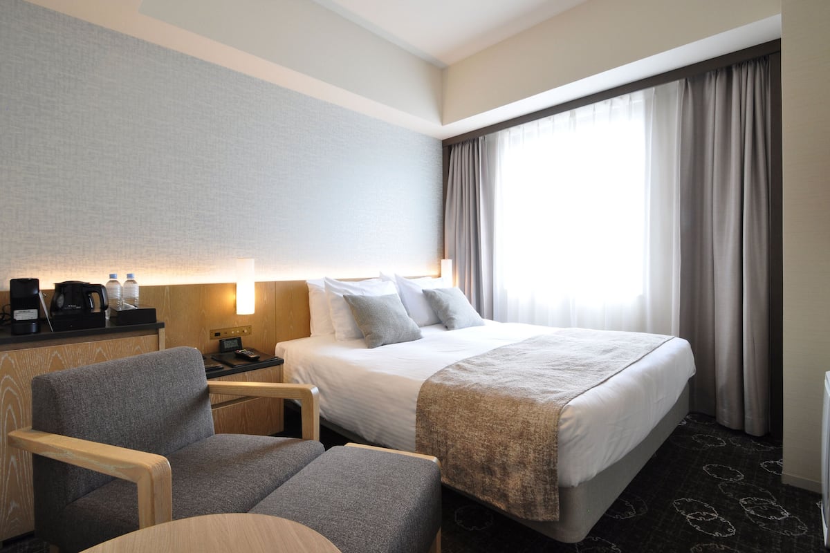 Double Room, Non Smoking (Moderate) | Peti besi dalam bilik, langsir/tirai gelap terus, kalis bunyi