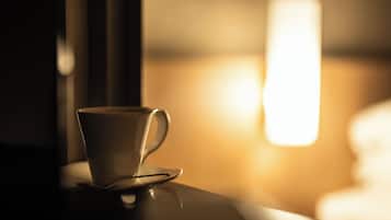 Una taza sobre una mesa, fondo desenfocado.