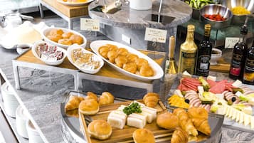 Daily buffet breakfast (JPY 2400 per person)