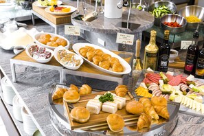 朝食 (ビュッフェ)、毎日提供 (1 名様 2400 JPY)