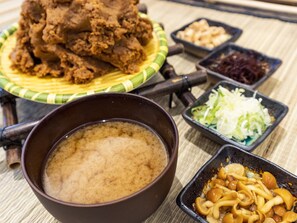 朝食 (ビュッフェ)、毎日提供 (1 名様 2400 JPY)