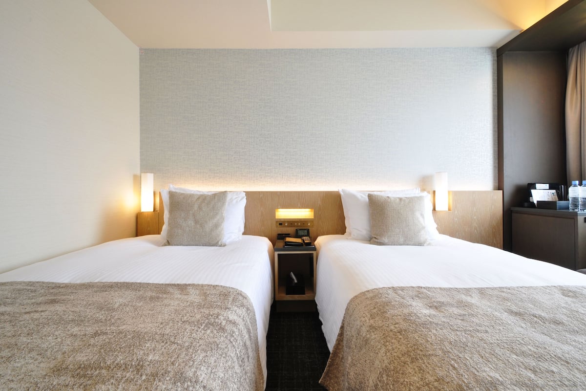 Twin Room, Non Smoking (Moderate) | Peti besi dalam bilik, langsir/tirai gelap terus, kalis bunyi
