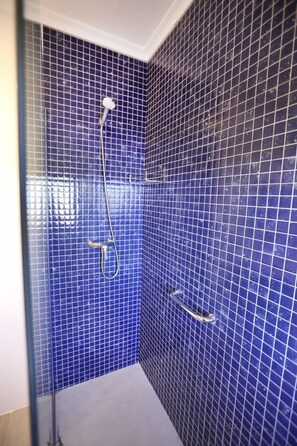 Apartamento, 1 quarto | Banheiro | Chuveiro, secador de cabelo, toalhas de banho, sabonete