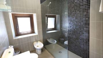 Appartement, 1 tweepersoonsbed met slaapbank | Badkamer | Een douche, een haardroger, handdoeken, zeep