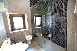 Căn hộ, 1 giường đôi và sofa giường | Phòng tắm | Buồng tắm vòi sen, máy sấy tóc, khăn tắm, xà phòng 