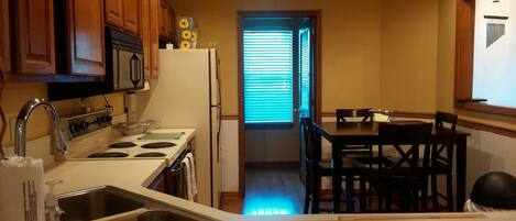 Refrigerador, microondas, horno y parrilla de estufa