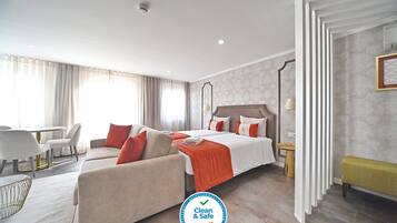 Familjestudio - privat badrum (3rd floor) | 1 sovrum, värdeförvaringsskåp på rummet och individuell inredning