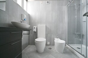 Double or Twin Room, Private Bathroom (2nd Floor) | Bathroom | Hair dryer, towels, soap, shampoo - Famous Crows Lisbon Suites (Lisbon)