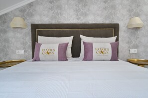 Double, Private Bathroom, Low Ceiling (4th Floor) | In-room safe, individually decorated, individually furnished - Famous Crows Lisbon Suites (Lisbon)