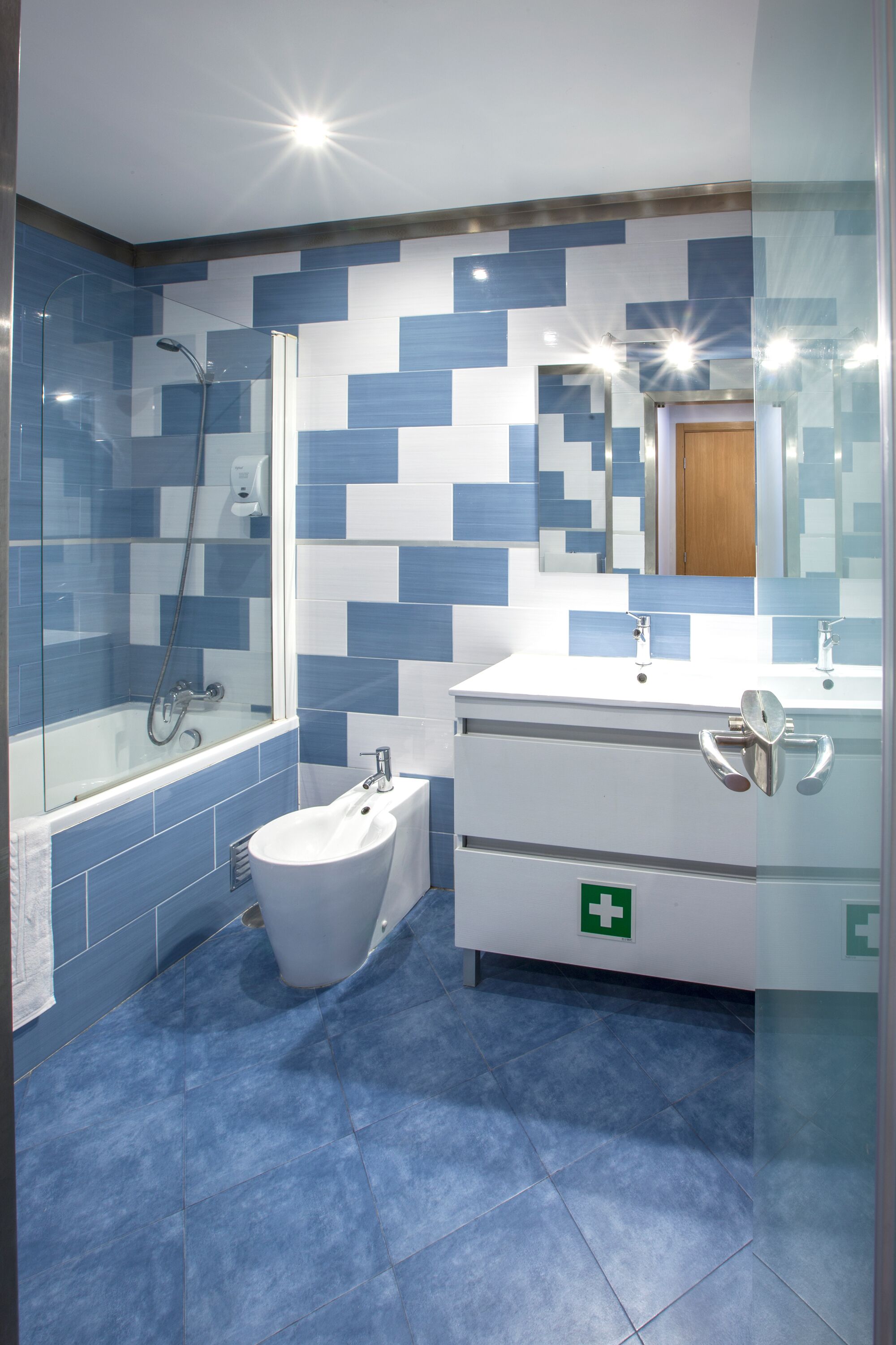 Photo - Famous Crows Lisbon Suites