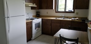 Großer Kühlschrank, Ofen, Wasserkocher mit Kaffee-/Teezubehör