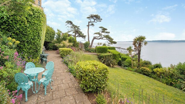 Outdoor dining - Lovely south facing apartment with breathtaking views of the whole of Torbay. (Torquay)