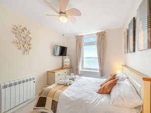 1 bedroom, free WiFi - Lovely south facing apartment with breathtaking views of the whole of Torbay. (Torquay)