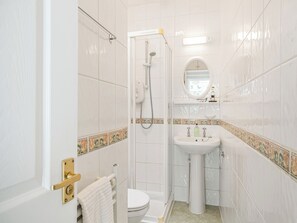 Ein Badezimmer mit Toilette, Waschbecken und Dusche.