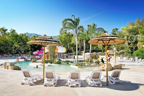 Seasonal outdoor pool, open 9:00 AM to 8:00 PM, pool umbrellas - Camping Bella Vista (Calvi)