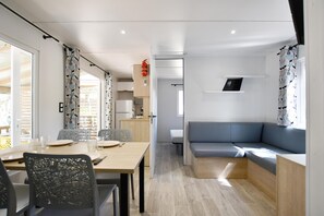 60-cm flat-screen TV with digital channels, TV - Camping Bella Vista (Calvi)