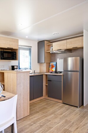 Full-sized fridge, microwave, stovetop, electric kettle - Camping Bella Vista (Calvi)