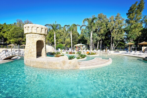 Seasonal outdoor pool, open 9:00 AM to 8:00 PM, pool umbrellas - Camping Bella Vista (Calvi)