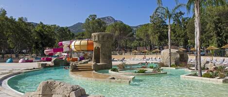 Piscine extérieure (ouverte en saison), parasols de plage