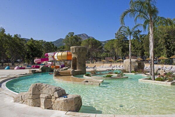 Seasonal outdoor pool, open 9:00 AM to 8:00 PM, pool umbrellas - Camping Bella Vista (Calvi)